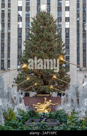 USA: Weihnachtsbaum vor 30 Rockefeller Plaza in New York City. Foto vom 07. Dezember 2019. | Verwendung weltweit Stockfoto