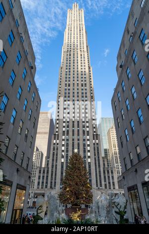 USA: 30 Rockefeller Plaza mit Weihnachtsbaum in New York City. Foto vom 07. Dezember 2019. | Verwendung weltweit Stockfoto