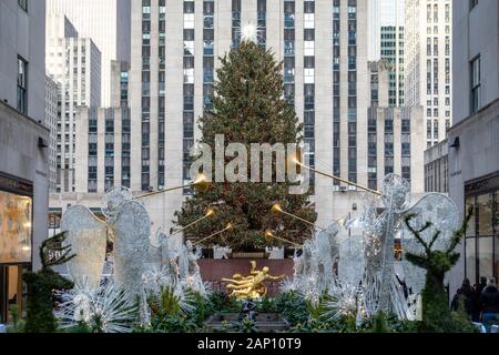USA: 30 Rockefeller Plaza mit Weihnachtsbaum und Prometheus Statue in New York City. Foto vom 07. Dezember 2019. | Verwendung weltweit Stockfoto