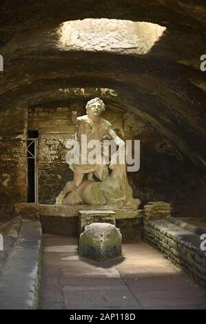 Rom. Italien. Ostia Antica. Mithraeum der Bäder von Mithras (Mitreo delle Terme del Mitra). Mithras über den Stier, der ursprünglichen 1 zu töten Stockfoto