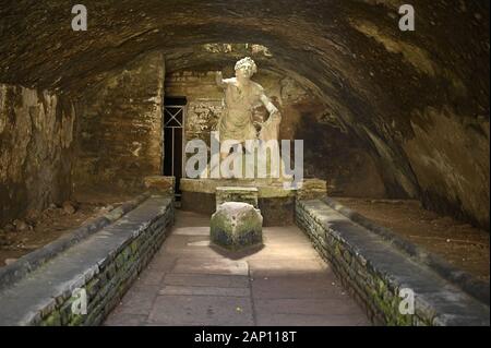 Rom. Italien. Ostia Antica. Mithraeum der Bäder von Mithras (Mitreo delle Terme del Mitra). Mithras über den Stier, der ursprünglichen 1 zu töten Stockfoto