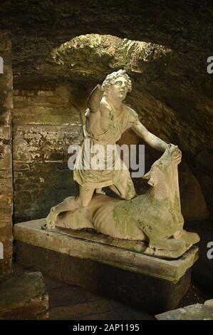 Rom. Italien. Ostia Antica. Mithraeum der Bäder von Mithras (Mitreo delle Terme del Mitra). Mithras über den Stier, der ursprünglichen 1 zu töten Stockfoto