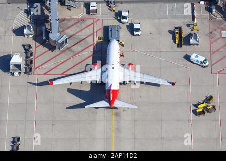 Stuttgart, Deutschland - 2. September 2016: Luftbild von Air Berlin Boeing 737 Flugzeug am Flughafen Stuttgart (STR) in Deutschland. | Verwendung weltweit Stockfoto