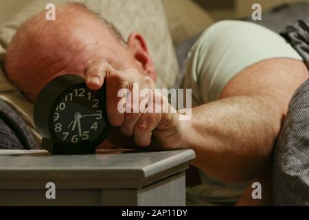 Einen Wecker auf dem Nachttisch. | Verwendung weltweit Stockfoto