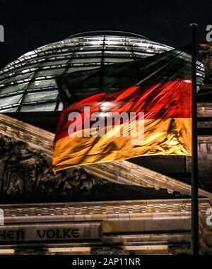 Deutsche Fahne schwenkten Am Reichstag in Berlin, 15 August, 2018 | Verwendung weltweit Stockfoto