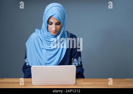Muslimische Studentin lernen Zuhause Stockfoto