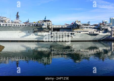 SAN DIEGO, Ca-3 JAN 2020 - Außenansicht des USS Midway, einem historischen Naval Aircraft Carrier Museum in der Innenstadt von San Diego, Kalifornien, zum Nav entfernt Stockfoto