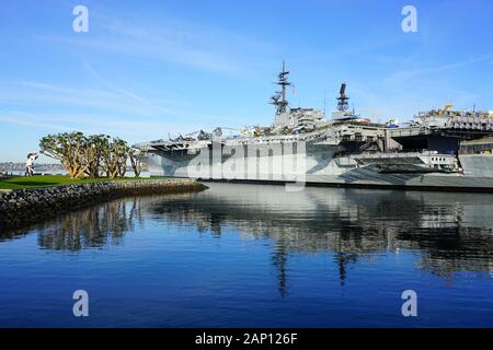 SAN DIEGO, Ca-3 JAN 2020 - Außenansicht des USS Midway, einem historischen Naval Aircraft Carrier Museum in der Innenstadt von San Diego, Kalifornien, zum Nav entfernt Stockfoto