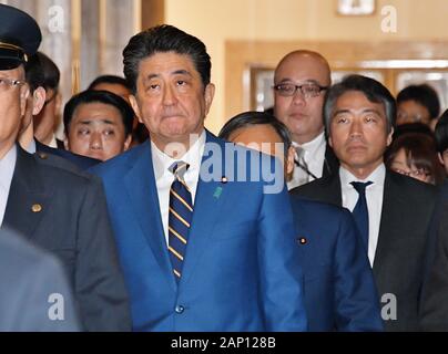 Tokio, Japan. 20 Jan, 2020. Der japanische Ministerpräsident Shinzo Abe Spaziergänge an der Nationalen Diät in Tokio, Japan am Montag, 20. Januar 2020. Er unterstreicht lösen im Laufe der Rechnung für die Verfassungsreform in seiner politischen Rede. Foto von keizo Mori/UPI Quelle: UPI/Alamy leben Nachrichten Stockfoto