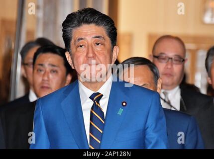 Tokio, Japan. 20 Jan, 2020. Der japanische Ministerpräsident Shinzo Abe Spaziergänge an der Nationalen Diät in Tokio, Japan am Montag, 20. Januar 2020. Er unterstreicht lösen im Laufe der Rechnung für die Verfassungsreform in seiner politischen Rede. Foto von keizo Mori/UPI Quelle: UPI/Alamy leben Nachrichten Stockfoto