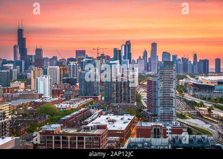 Chicago, Illinois, USA Downtown Skyline der Stadt von der Südseite in der Dämmerung. Stockfoto