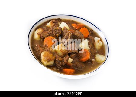 Irisches Rindfleisch Eintopf mit Möhren und Kartoffeln auf weißem Hintergrund Stockfoto