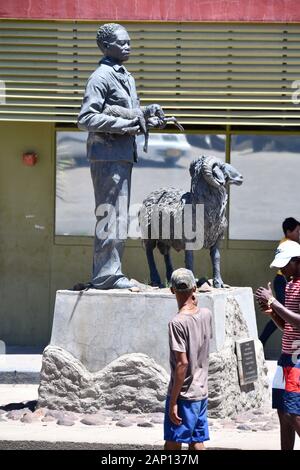 Bronze KARAKUL Statue in Keetmanshoop, am 22.02.2019, zeigt es eine Nama Hirt mit ein neugeborenes Lamm in seine Arme und einen Widder. Diese Statue ist sagte der Namibischen Karakulschaf Industrie zu symbolisieren. Die Skulptur erstellt, die von der namibischen Künstlerin Christina Salvoldi wurde am 13. September 2007 vorgestellt, das 100-jährige Jubiläum der Entwicklung der Karakul pelz Industrie in Namibia. Foto: Matthias Toedt/dpa-Zentralbild/ZB/Picture Alliance | Verwendung weltweit Stockfoto