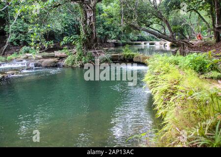 Chet Sao Noi Wasserfall Auf dem Gebiet des Pak Chong Distrikts Nakhon Ratchasima Und des Muak Lek Distrikts, Wang Muang District, Provinz Saraburi, Thai Stockfoto