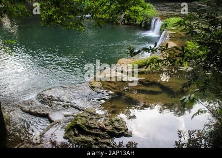 Chet Sao Noi Wasserfall Auf dem Gebiet des Pak Chong Distrikts Nakhon Ratchasima Und des Muak Lek Distrikts, Wang Muang District, Provinz Saraburi, Thai Stockfoto