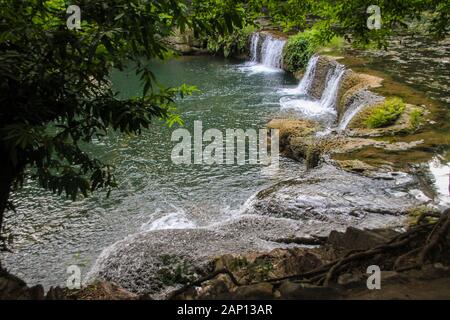 Chet Sao Noi Wasserfall Auf dem Gebiet des Pak Chong Distrikts Nakhon Ratchasima Und des Muak Lek Distrikts, Wang Muang District, Provinz Saraburi, Thai Stockfoto