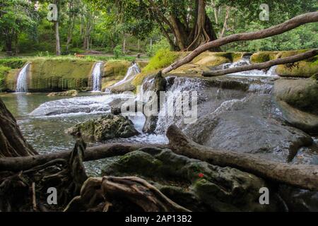 Chet Sao Noi Wasserfall Auf dem Gebiet des Pak Chong Distrikts Nakhon Ratchasima Und des Muak Lek Distrikts, Wang Muang District, Provinz Saraburi, Thai Stockfoto