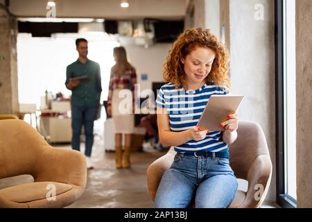 Schöne Business woman holding Tablet Computer im Büro Stockfoto