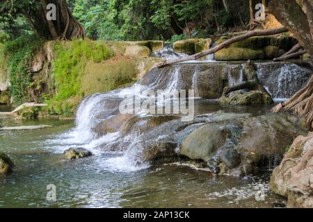 Chet Sao Noi Wasserfall Auf dem Gebiet des Pak Chong Distrikts Nakhon Ratchasima Und des Muak Lek Distrikts, Wang Muang District, Provinz Saraburi, Thai Stockfoto