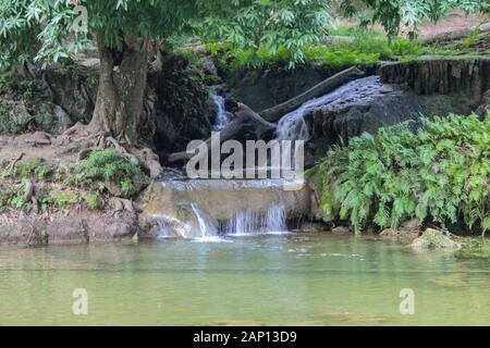 Chet Sao Noi Wasserfall Auf dem Gebiet des Pak Chong Distrikts Nakhon Ratchasima Und des Muak Lek Distrikts, Wang Muang District, Provinz Saraburi, Thai Stockfoto