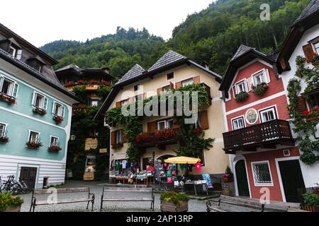 Österreich, Hallstatt, 1. August 2011: Gemütlicher schöner Platz. Stockfoto