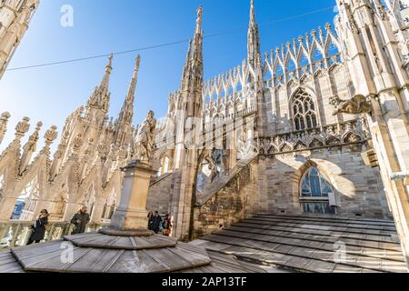 Mailand, Italien - 23 Dezember, 2019 - Touristen zu Fuß und genießen Sie auf der berühmten Kathedrale Duomo in Mailand, Italien Blick auf Dezember, 2019 Stockfoto