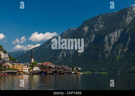 Österreich, Hallstatt, August 1, 2011: Blick auf Hallstatt an einem sonnigen Tag. Stockfoto