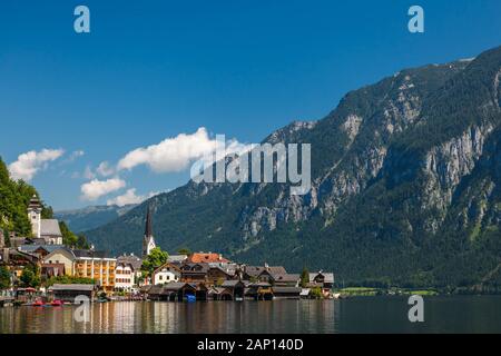 Österreich, Hallstatt, August 1, 2011: Blick auf Hallstatt an einem sonnigen Tag. Stockfoto