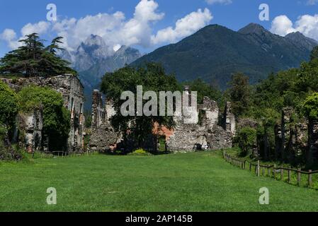 Colico (LC), Italien 08/08/2019 Blick auf die Ruinen von Fuentes fort, das 1600 erbaute Stockfoto