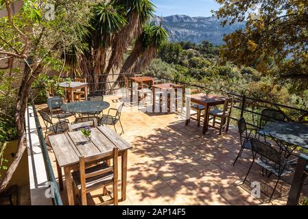 Mallorca, Spanien: 7. Mai 2019: Ein kleines Restaurant mit Blick auf den grünen Bereich der Insel Mallorca. Stockfoto