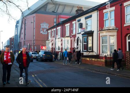 Liverpool Unterstützer gehen, die für die match bei Anfield Stockfoto