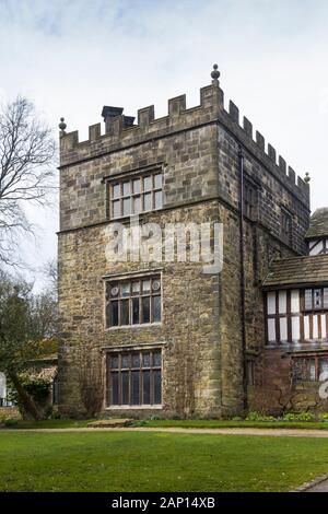 Außenansicht von Turton Tower, Lancashire. Der aus Stein erbaute Mittelteil des Gebäudes stammt aus dem 14. Jahrhundert, andere Teile aus dem 18. Und 19. C. Stockfoto