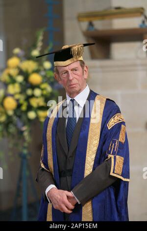 Seine königliche Hoheit Prinz Eduard, Herzog von Kent besucht eine Universität Surrey Abschlussfeier in der Kathedrale von Guildford, Surrey, England 2011. Stockfoto