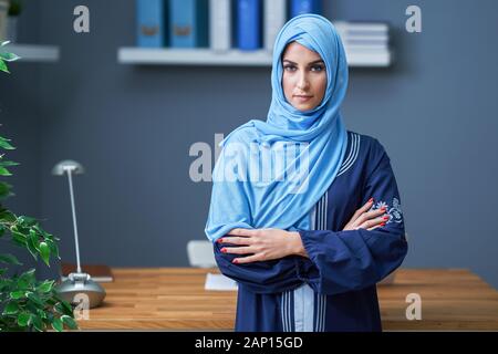 Muslimische Studentin lernen Zuhause Stockfoto