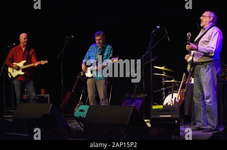 Mark Cosgrove (von links), Suavek Zaniesienko, und Amerikanische multi-Instrumentalist, Sänger und Songwriter David Bromberg am Studio Theater in Melbourne durchführen. Stockfoto