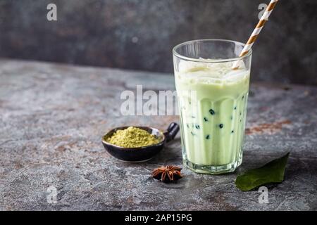 Matcha Bubble Tea mit Tapioka Perlen in hohe Gläser Stockfoto