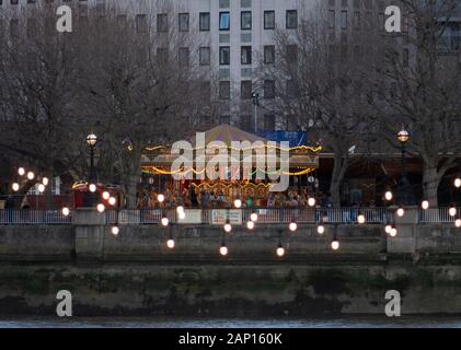 Ein buntes Karussell an der South Bank der Themse, Westminster in London, England. Stockfoto