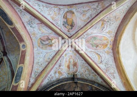 Die Arkade an der Mariae Himmelfahrt Kollegiatkirche (Bau 1330) in laufen/Salzach. Stockfoto