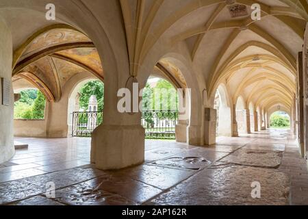 Die Arkade an der Mariae Himmelfahrt Kollegiatkirche (Bau 1330) in laufen/Salzach. Stockfoto