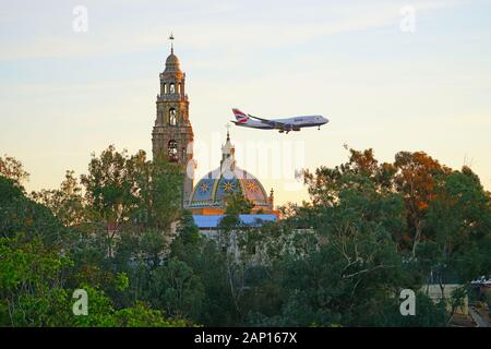 SAN DIEGO, Ca-5 JAN 2020 - Blick auf einer Boeing 747 Flugzeug von British Airways (BA) in OneWorld Sonderlackierung fliegen über der Innenstadt von San Diego und Balbo Stockfoto