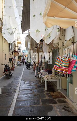 Backstreet Geschäfte verkaufen ihre Waren und Bettwäsche in der Altstadt von Rethymnon, Kreta. Stockfoto