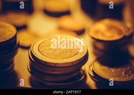 Stapel von Bügeleisen Euro-Münzen auf einen dunklen Tisch. Stockfoto