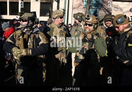 Richmond, Virginia, USA. 20 Jan, 2020. Gun rechte Fürsprecher an einer Rallye durch die Virginia Bürger Defence League in der Nähe des State Capitol Building in Richmond, Virginia am Montag, 20. Januar 2020 organisiert. Die Gruppe beweist gegen Virginia Gouverneur Ralph Northam vorgeschlagenen Gun Control Rechtsvorschriften, darunter das Verbot von militärischen Waffen und Schalldämpfern, die Begrenzung der Pistole zu kaufen, um Städte und Gemeinden Gewehren in öffentlichen Räumen zu verbieten und ein Fahne" Recht. Quelle: UPI/Alamy leben Nachrichten Stockfoto