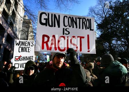 Richmond, Virginia, USA. 20 Jan, 2020. Gun rechte Fürsprecher an einer Rallye durch die Virginia Bürger Defence League in der Nähe des State Capitol Building in Richmond, Virginia am Montag, 20. Januar 2020 organisiert. Die Gruppe beweist gegen Virginia Gouverneur Ralph Northam vorgeschlagenen Gun Control Rechtsvorschriften, darunter das Verbot von militärischen Waffen und Schalldämpfern, die Begrenzung der Pistole zu kaufen, um Städte und Gemeinden Gewehren in öffentlichen Räumen zu verbieten und ein Fahne" Recht. Quelle: UPI/Alamy leben Nachrichten Stockfoto