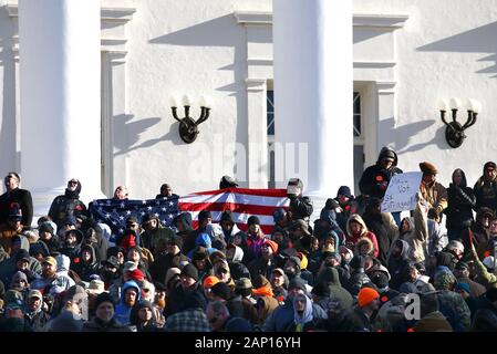 Richmond, Virginia, USA. 20 Jan, 2020. Gun rechte Fürsprecher an einer Rallye durch die Virginia Bürger Defence League auf dem Gelände des State Capitol Building in Richmond, Virginia am Montag, 20. Januar 2020 organisiert. Die Gruppe beweist gegen Virginia Gouverneur Ralph Northam vorgeschlagenen Gun Control Rechtsvorschriften, darunter das Verbot von militärischen Waffen und Schalldämpfern, die Begrenzung der Pistole zu kaufen, um Städte und Gemeinden Gewehren in öffentlichen Räumen zu verbieten und ein Fahne" Recht. Quelle: UPI/Alamy leben Nachrichten Stockfoto