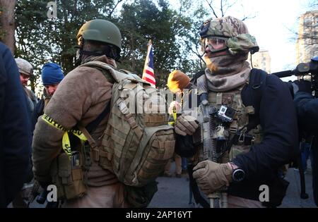 Richmond, Virginia, USA. 20 Jan, 2020. Gun rechte Fürsprecher an einer Rallye durch die Virginia Bürger Defence League in der Nähe des State Capitol Building in Richmond, Virginia am Montag, 20. Januar 2020 organisiert. Die Gruppe beweist gegen Virginia Gouverneur Ralph Northam vorgeschlagenen Gun Control Rechtsvorschriften, darunter das Verbot von militärischen Waffen und Schalldämpfern, die Begrenzung der Pistole zu kaufen, um Städte und Gemeinden Gewehren in öffentlichen Räumen zu verbieten und ein Fahne" Recht. Quelle: UPI/Alamy leben Nachrichten Stockfoto