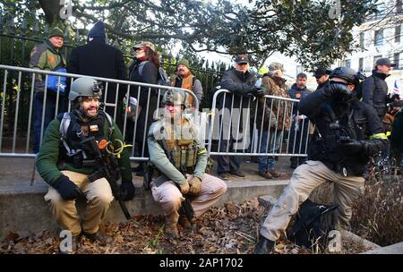 Richmond, Virginia, USA. 20 Jan, 2020. Gun rechte Fürsprecher an einer Rallye durch die Virginia Bürger Defence League in der Nähe des State Capitol Building in Richmond, Virginia am Montag, 20. Januar 2020 organisiert. Die Gruppe beweist gegen Virginia Gouverneur Ralph Northam vorgeschlagenen Gun Control Rechtsvorschriften, darunter das Verbot von militärischen Waffen und Schalldämpfern, die Begrenzung der Pistole zu kaufen, um Städte und Gemeinden Gewehren in öffentlichen Räumen zu verbieten und ein Fahne" Recht. Quelle: UPI/Alamy leben Nachrichten Stockfoto