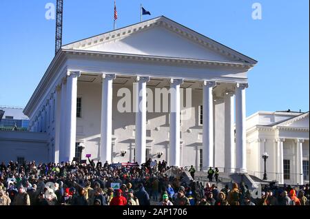 Richmond, Virginia, USA. 20 Jan, 2020. Gun rechte Fürsprecher an einer Rallye durch die Virginia Bürger Defence League auf dem Gelände des State Capitol Building in Richmond, Virginia am Montag, 20. Januar 2020 organisiert. Die Gruppe beweist gegen Virginia Gouverneur Ralph Northam vorgeschlagenen Gun Control Rechtsvorschriften, darunter das Verbot von militärischen Waffen und Schalldämpfern, die Begrenzung der Pistole zu kaufen, um Städte und Gemeinden Gewehren in öffentlichen Räumen zu verbieten und ein Fahne" Recht. Quelle: UPI/Alamy leben Nachrichten Stockfoto