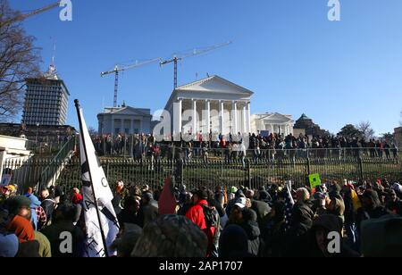 Richmond, Virginia, USA. 20 Jan, 2020. Gun rechte Fürsprecher an einer Rallye durch die Virginia Bürger Defence League auf dem Gelände des State Capitol Building in Richmond, Virginia am Montag, 20. Januar 2020 organisiert. Die Gruppe beweist gegen Virginia Gouverneur Ralph Northam vorgeschlagenen Gun Control Rechtsvorschriften, darunter das Verbot von militärischen Waffen und Schalldämpfern, die Begrenzung der Pistole zu kaufen, um Städte und Gemeinden Gewehren in öffentlichen Räumen zu verbieten und ein Fahne" Recht. Quelle: UPI/Alamy leben Nachrichten Stockfoto