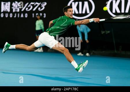 Melbourne, Australien. 20 Jan, 2020. Tennis: Grand Slam Australian Open. Männer, singles, Runde 1, Djokovic (Serbien) - Struff (Deutschland). Novak Djokovic in Aktion. Credit: Frank Molter/dpa/Alamy leben Nachrichten Stockfoto
